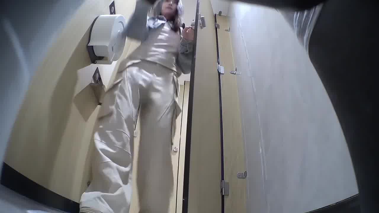  七月最新鬼手外购，精品厕拍高级夜总会女厕，十几位都是高颜值女神，偷看各种性感蜜桃臀 的剧照9