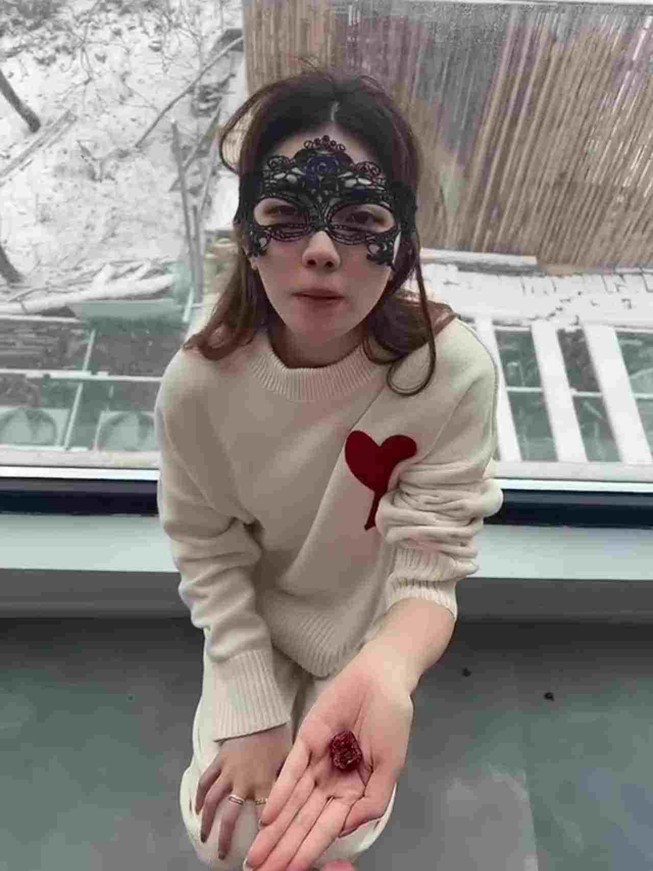  高颜值调教母狗玩的真花戴着尿尿器喝尿 的剧照3