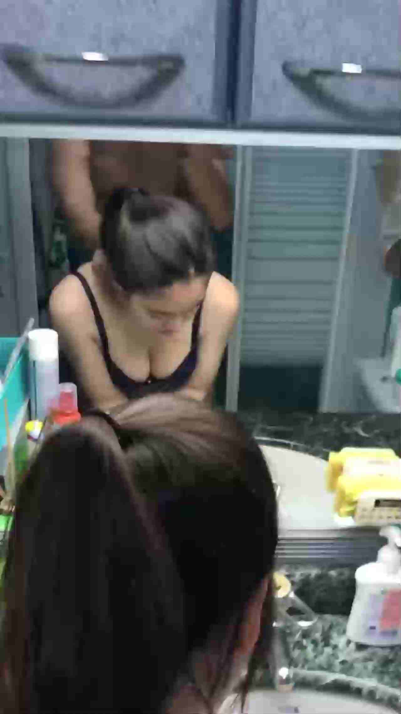  淫荡情侣厕所浴台站立后入抽插 气氛很不错 的剧照2