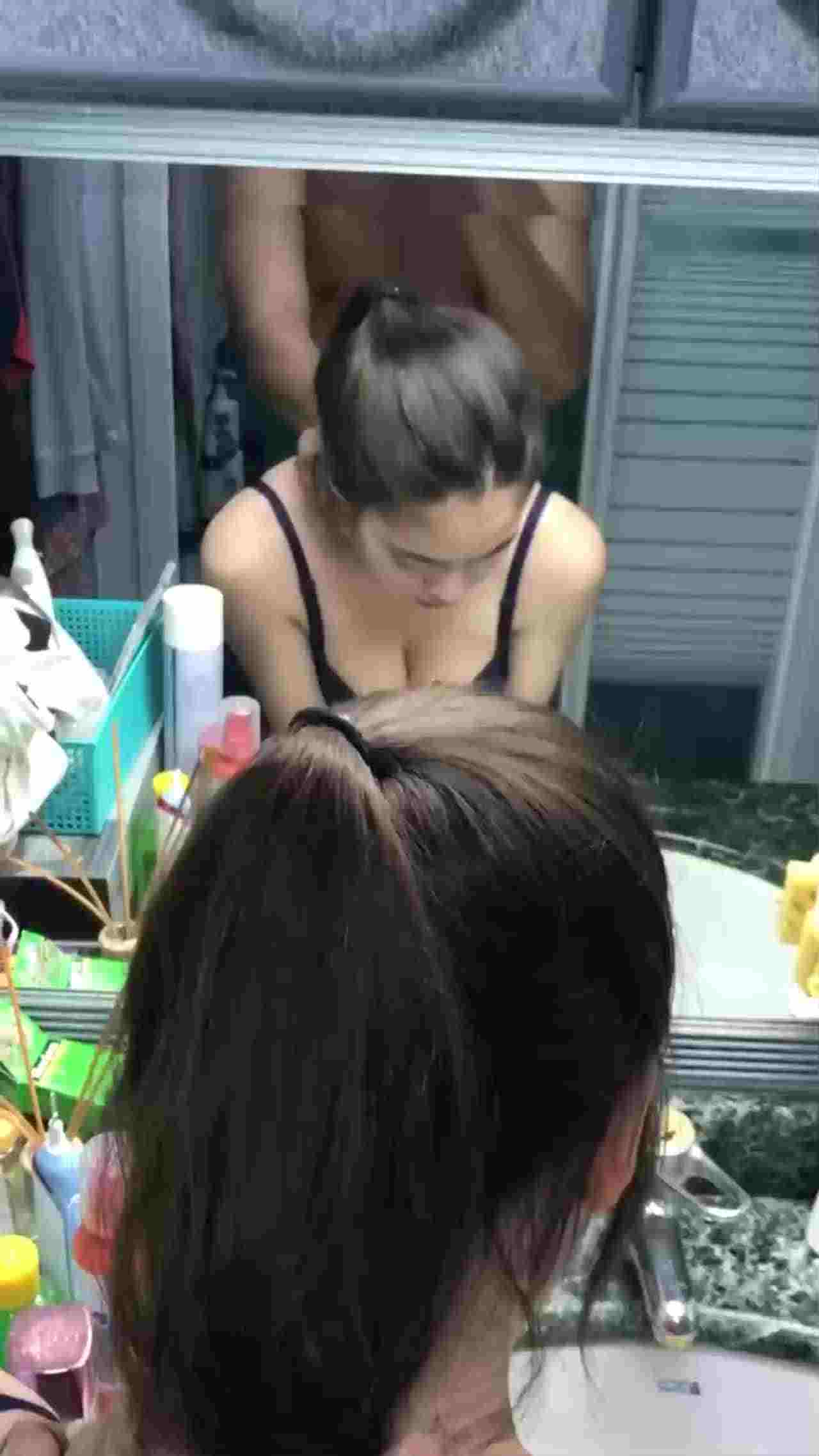  淫荡情侣厕所浴台站立后入抽插 气氛很不错 的剧照4