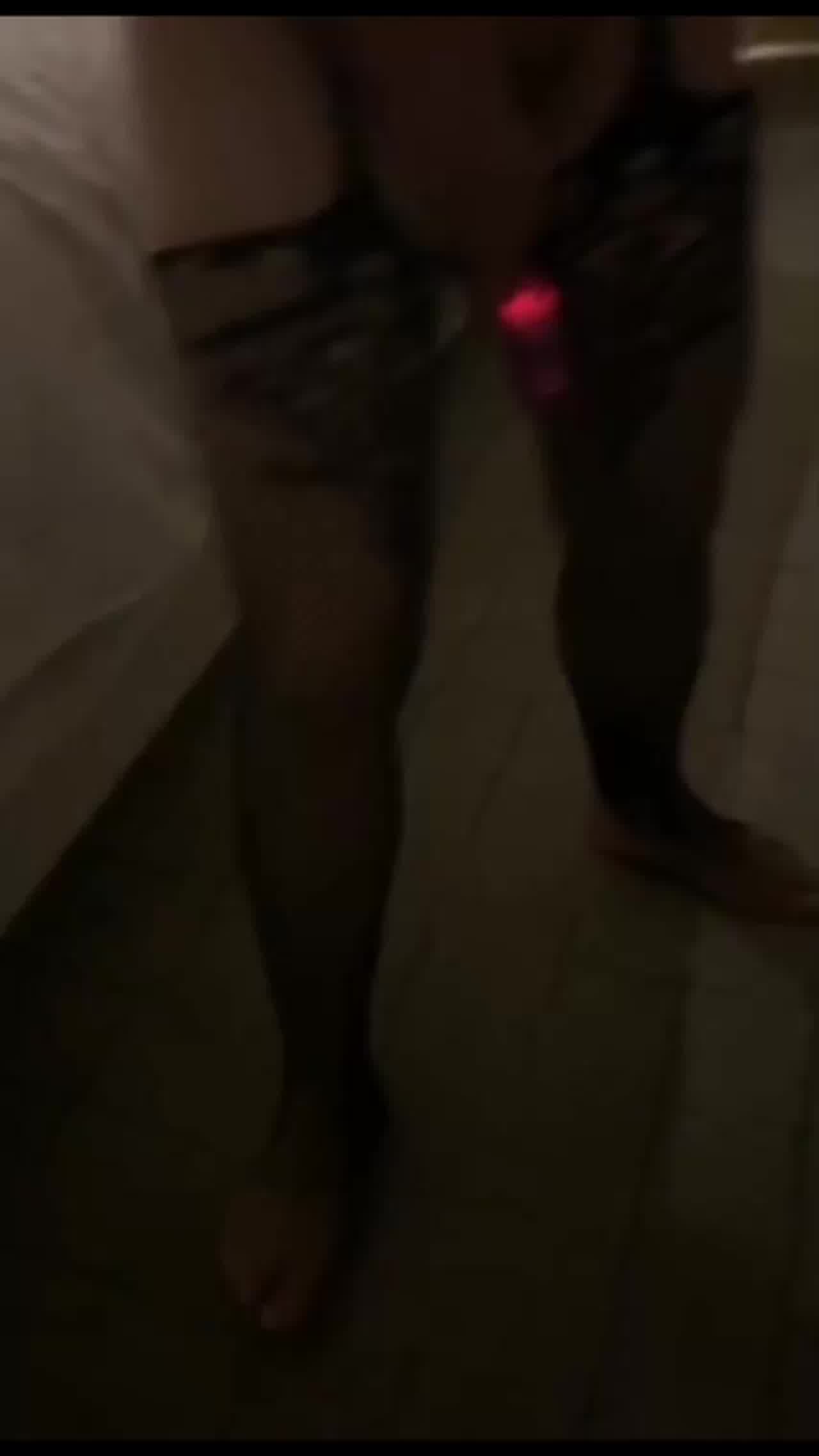  表面为人师表，殊不知是个骚货 的剧照1