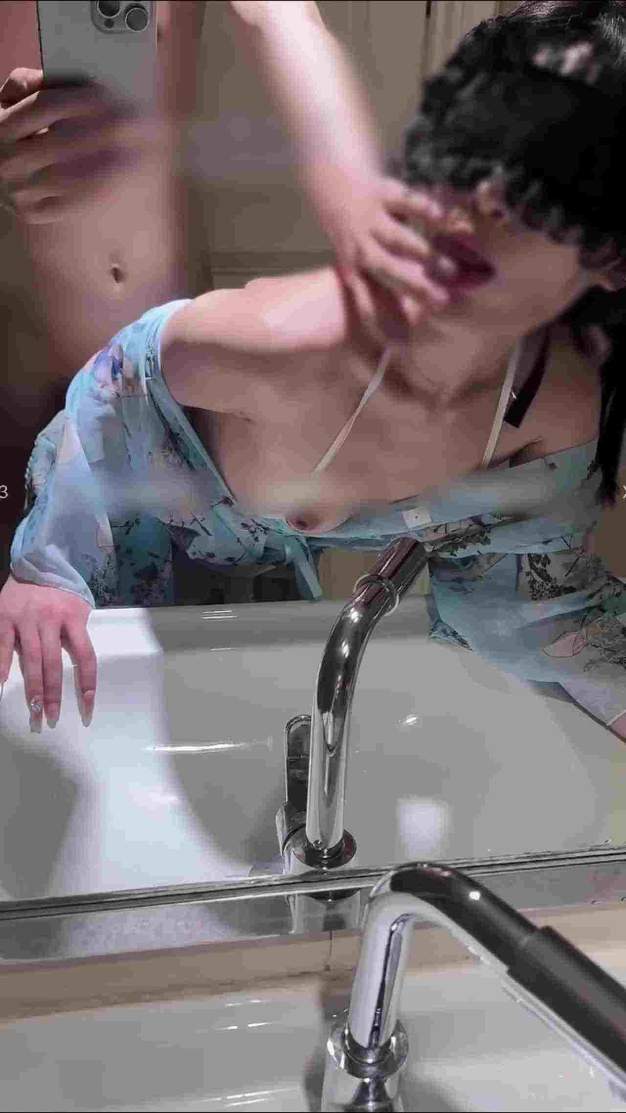  在厕所做爱蒙眼对镜子做爱敏感度UP 的剧照1