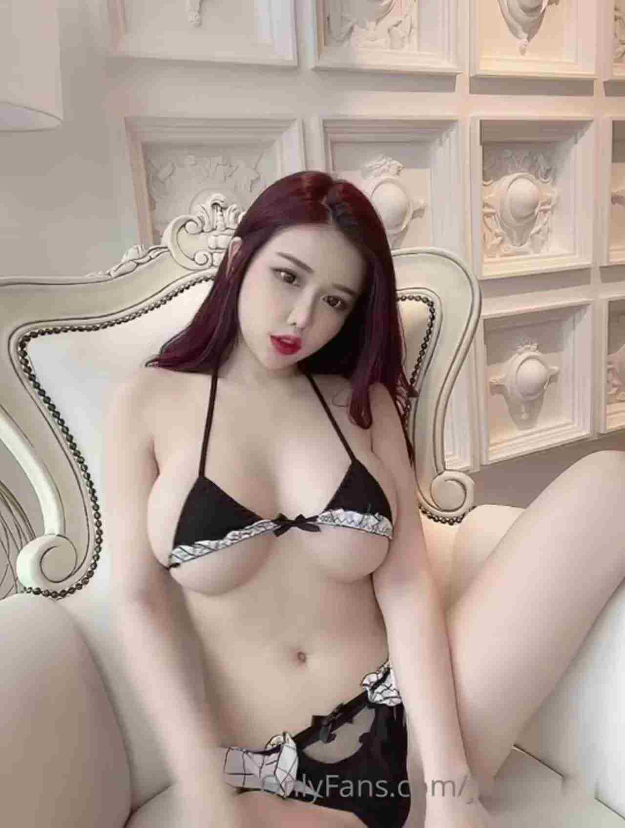  极品网红周甄娜 性感内衣妖艳身姿 的剧照6