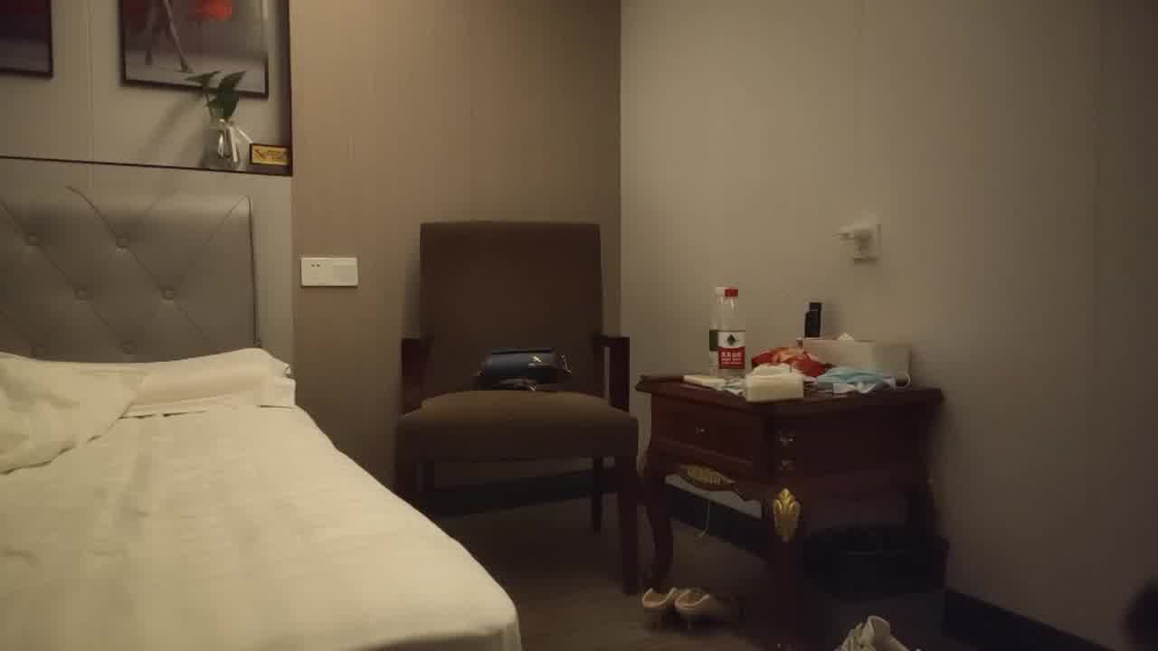  【极品少妇】约操人妻御姐，高速不间断抽插堪比发动机，怼着屁股全速打桩。果然还是老逼降火！ 的剧照6