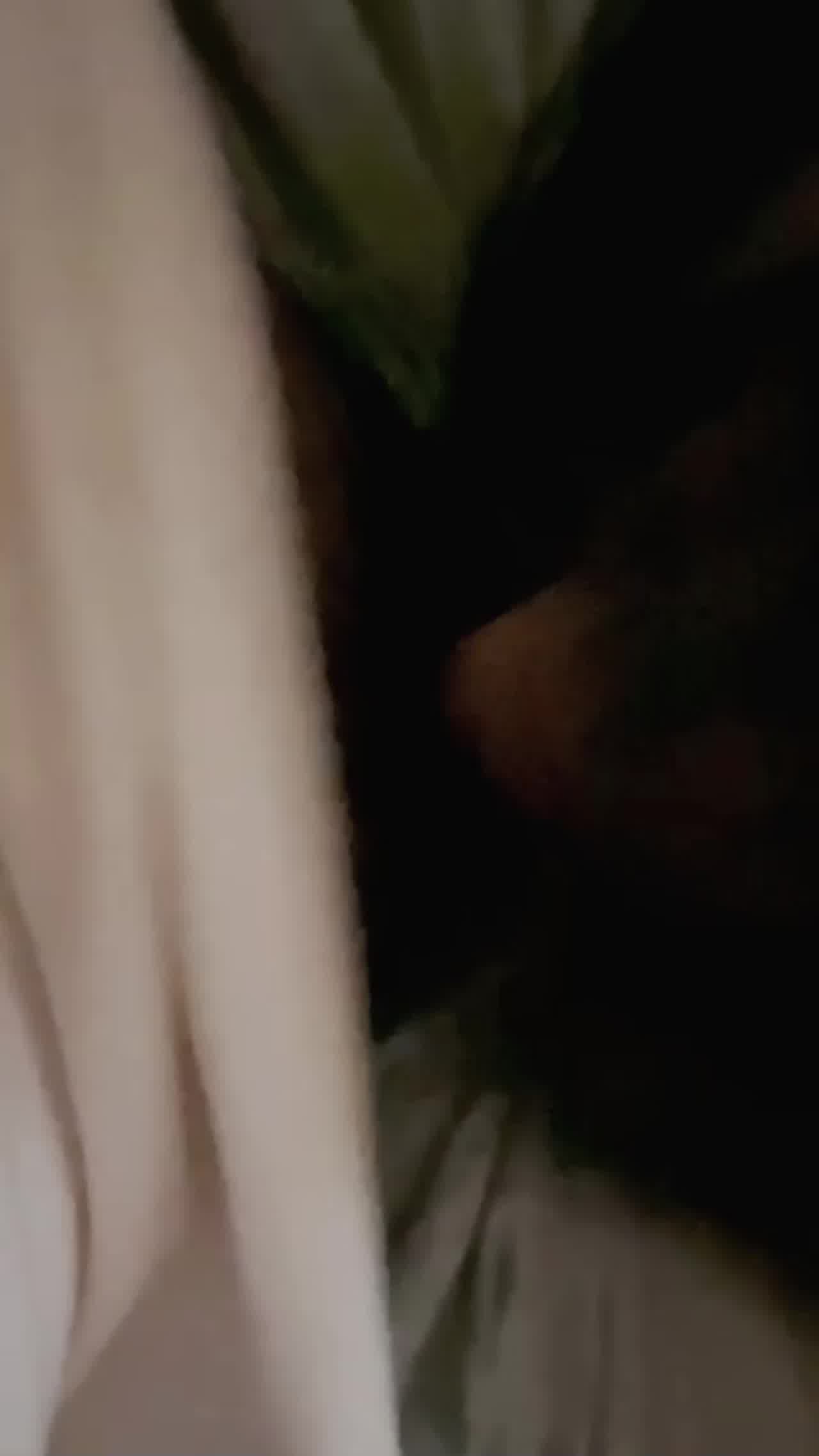  喜欢玩刺激的萝莉，网吧口交后到影院门口后入内射 的剧照2