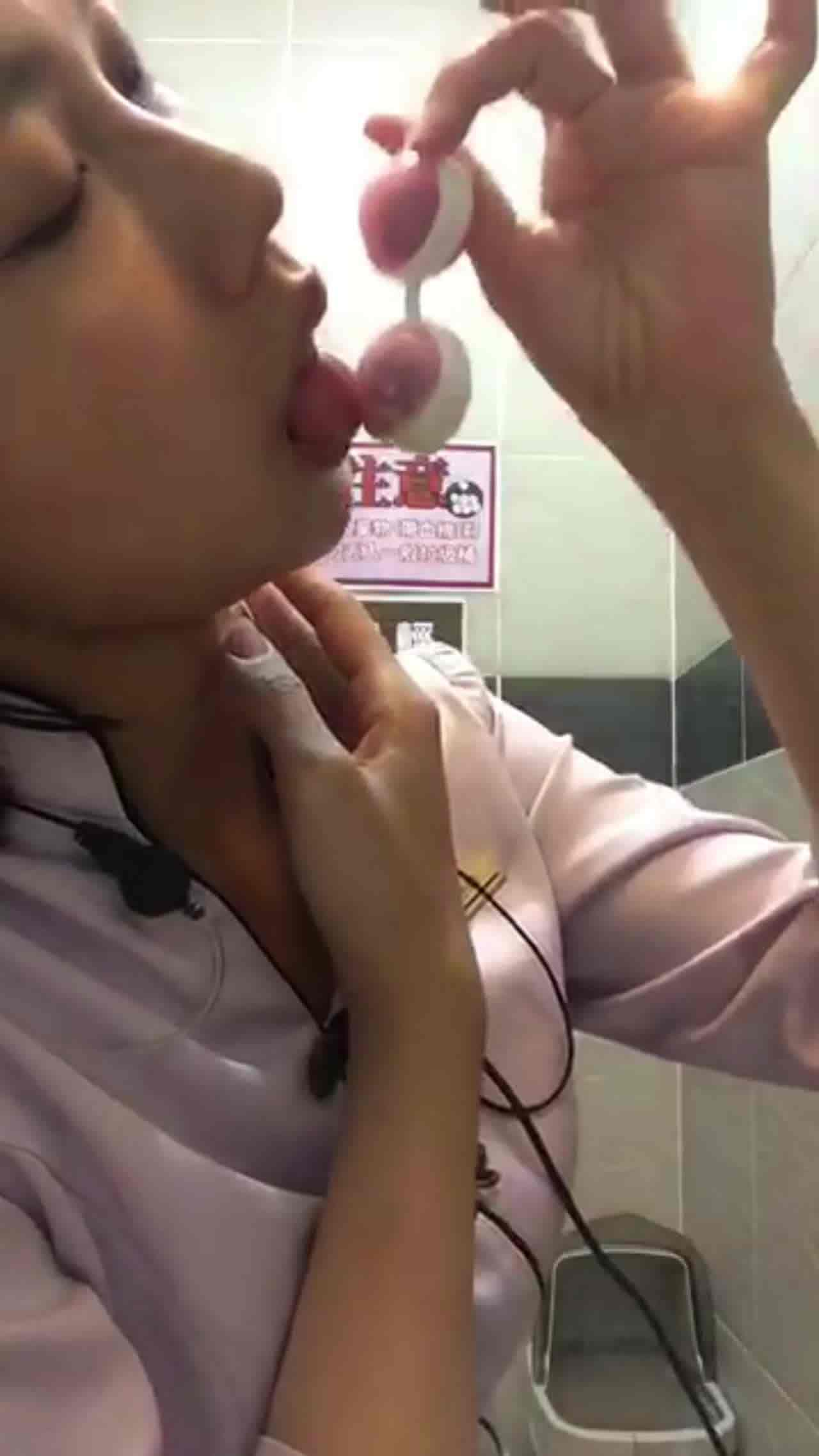  长袖祺袍短发空姐玩具肛塞假屌抽插 的剧照9