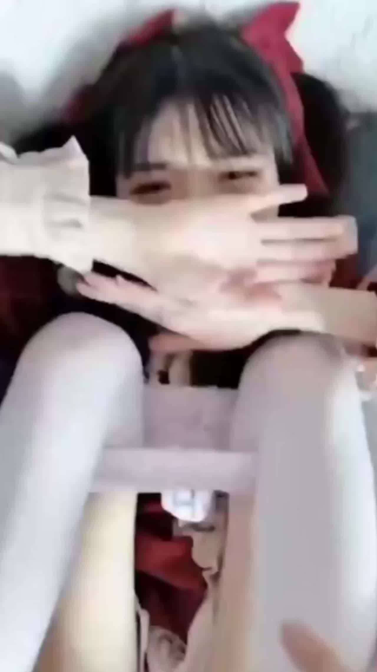  【玩爆萝莉】玩爆13岁高颜小萝莉，爽的不行潮吹不止，内射流出特写高清镜头! 的剧照5