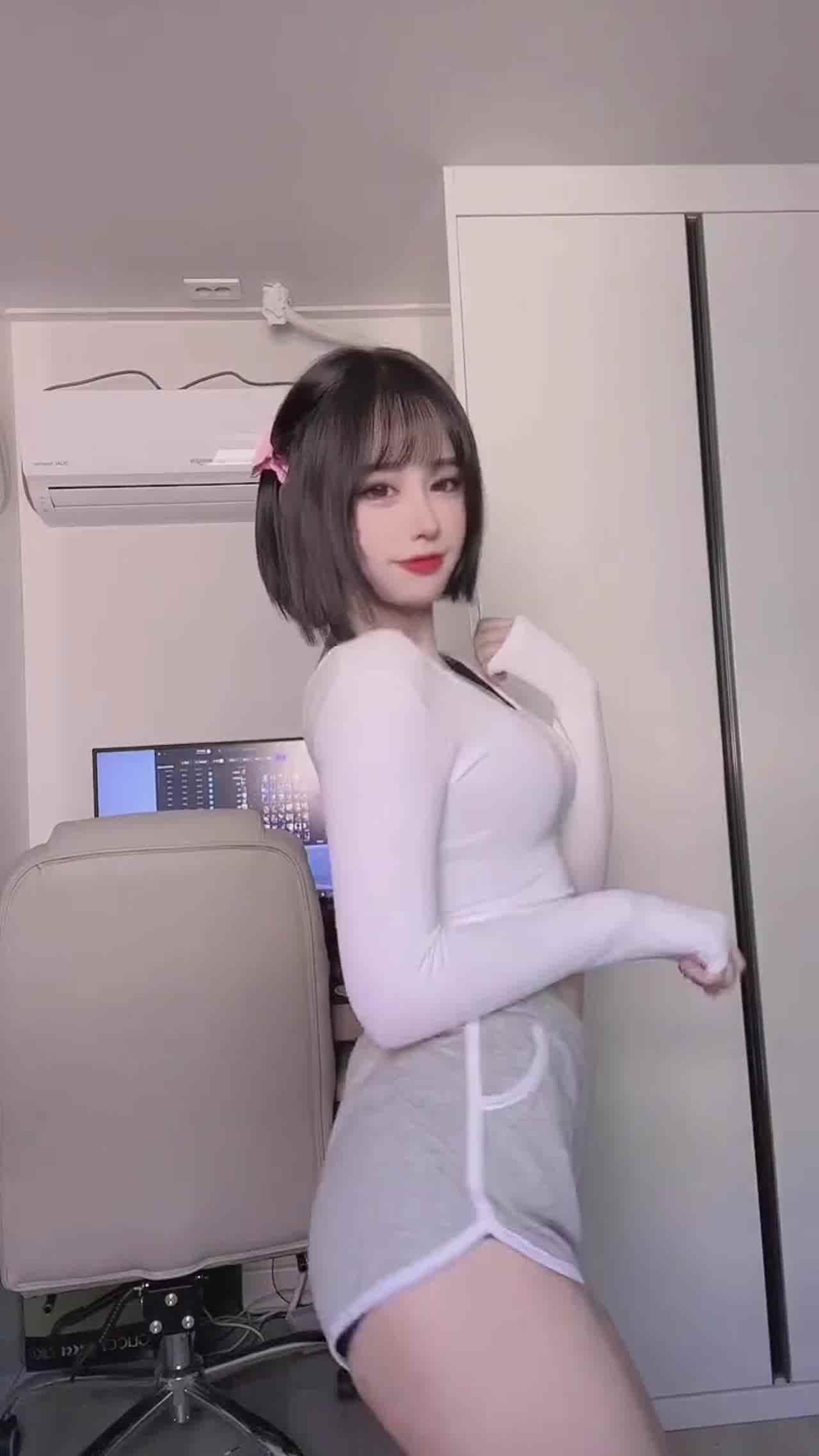  短发白嫩小姐姐 长得越正私下越骚 的剧照8