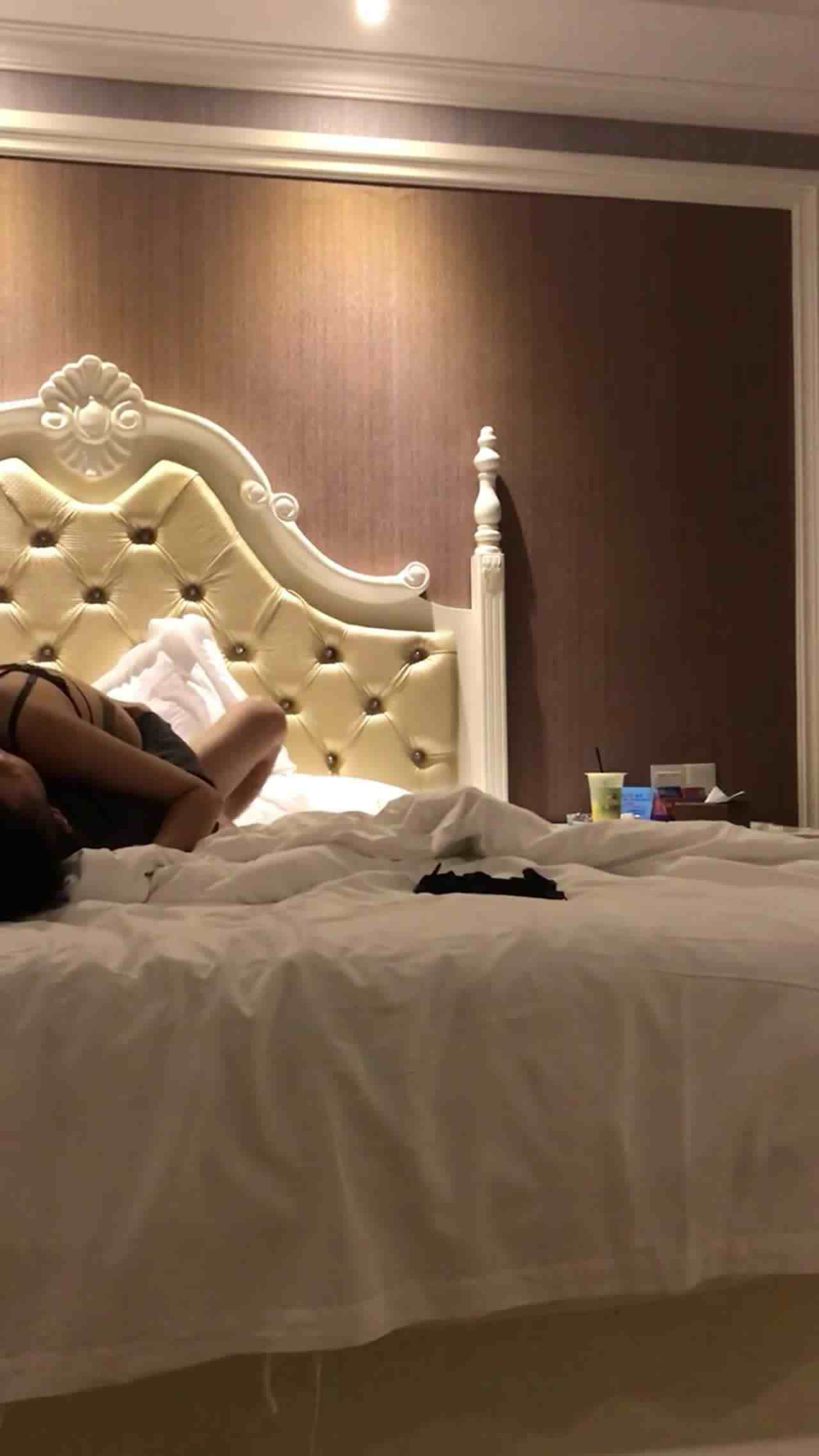  ✨高颜值情侣宾馆大战✨极品女主被套上狗圈，如母狗一般吃大屌，被各种姿势狂艹，嗷嗷乱叫！ 的剧照3