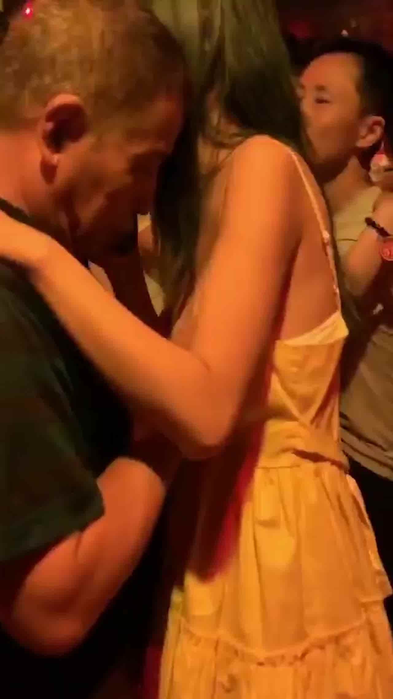  不好意思，老头请别再抓奶了 的剧照1