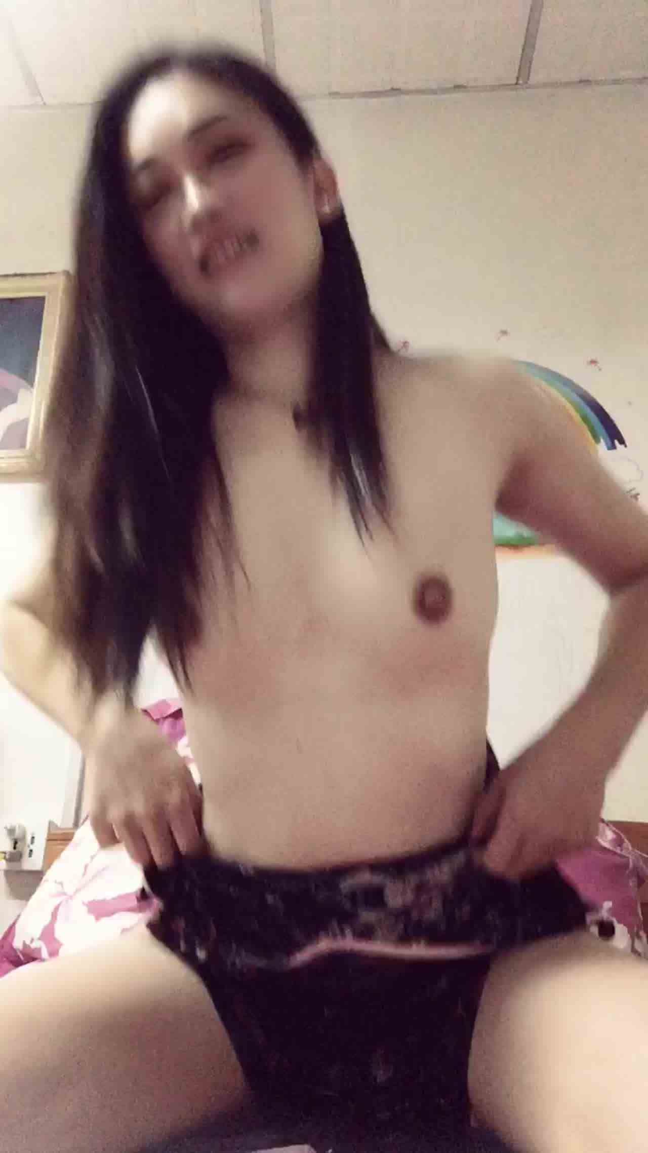  骚人妻，新年来个情趣内衣自拍 的剧照5