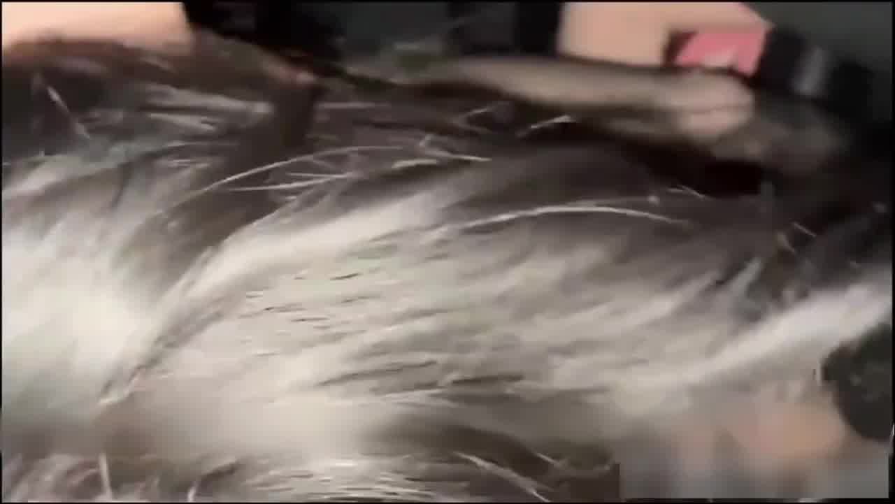  【清纯腼腆外表下，淫荡如母狗】涉世未深的妹妹第一次玩车震，还给舔脚，嫩穴都快捅烂了，直接深喉口爆！ 的剧照10