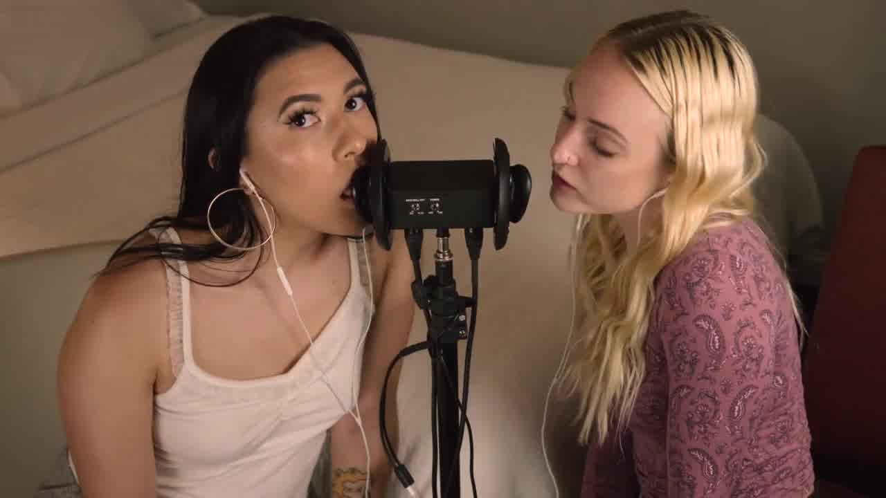  性感的女孩吸吮和吸吮你的耳朵（ASMR） 的剧照7