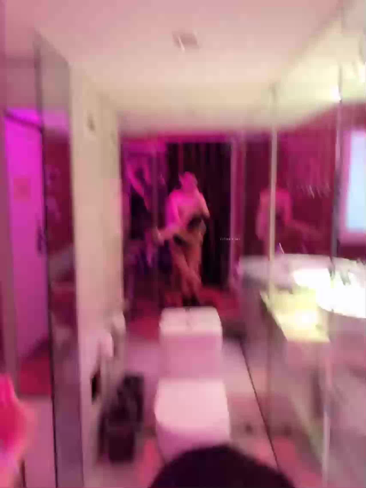  氛围感十足的酒店 厕所门前站立后入狂操小骚逼 的剧照5